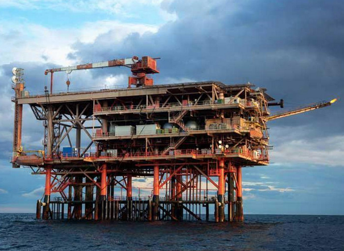 piattaforma petrolifera sull\'adriatico